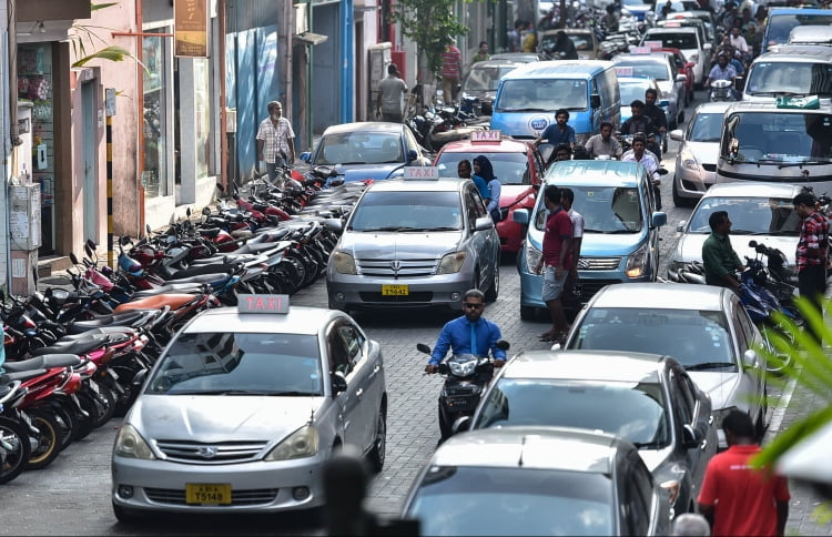 Traffic in Male': A Chinese construction company was ordered to pay up to MVR 480,000 in fines for damaging a taxi amidst construction. PHOTO / MIHAARU