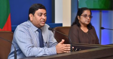 Minister of Fisheries Dr Mohamed Shainee (L) and President's Office Legal Affairs Minister Azima Shukoor (R) at a press conference held at the President's Office on September 12, 2017. MIHAARU PHOTO / HUSSAIN