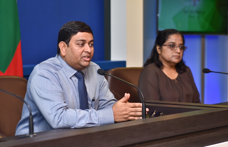 Minister of Fisheries Dr Mohamed Shainee (L) and President's Office Legal Affairs Minister Azima Shukoor (R) at a press conference held at the President's Office on September 12, 2017. MIHAARU PHOTO / HUSSAIN