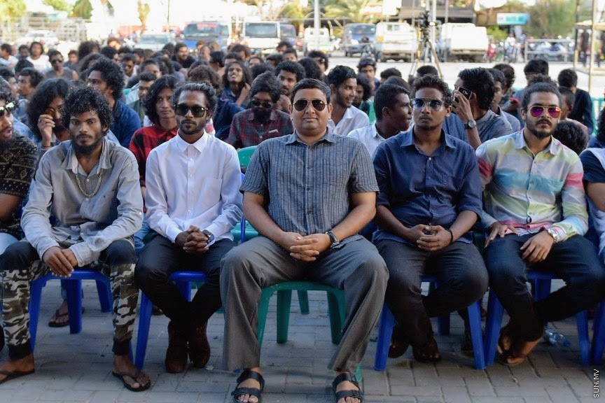 Fisheries Minister Dr Mohamed Shainee with Maldives gang members