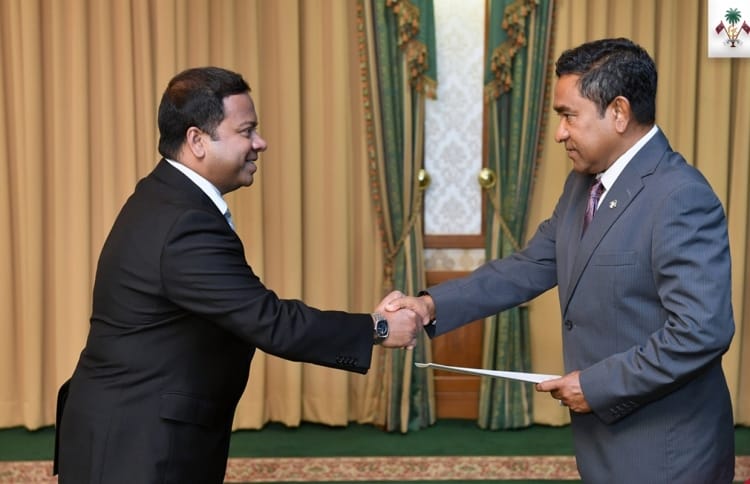 President Yameen (R) presents the letter of appointment to the new Maldivian Ambassador to Sri Lanka, Mohamed Hussain Shareef. PHOTO/PRESIDENT'S OFFICE