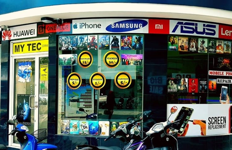 "Mobile Corner" shop in Maafannu ward in the capital Male that was robbed early on November 23, 2017. MIHAARU PHOTO