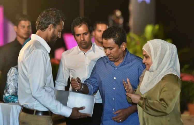 President Abdulla Yameen (C) and First Lady Fathimath Ibrahim (R) inaugurate the "Hiyaa" housing project in Hulhumale Phase 2. PHOTO: HUSSAIN WAHEED/MIHAARU