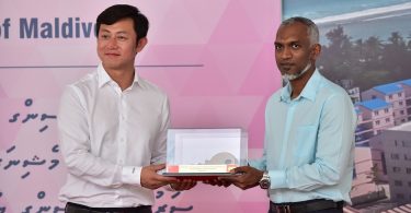 CMEC’s legal representative Liu Xiaodo (L) hands over the 1,500 housing units the company developed in the Maldives to housing minister Dr Mohamed Muizzu. PHOTO/HOUSING MINISTRY