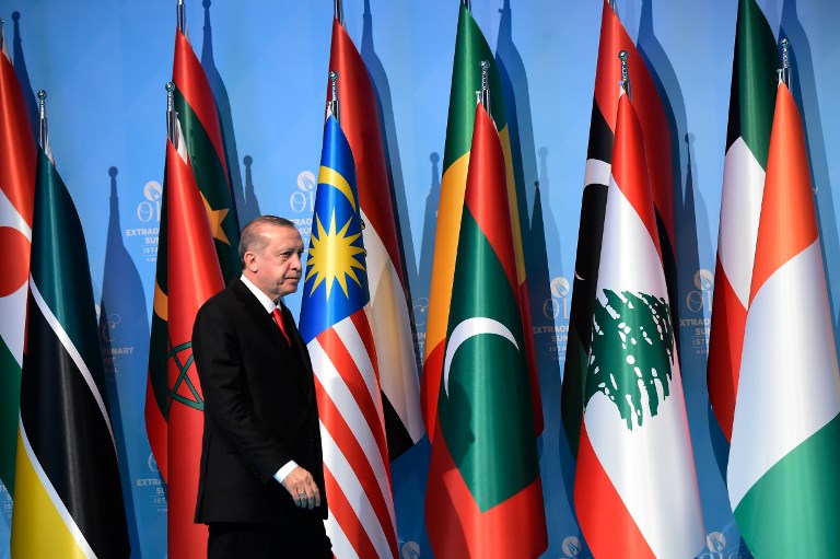 Turkish President Recep Tayyip Erdogan arrives to hold a press conference following the Extraordinary Summit of the Organisation of Islamic Cooperation (OIC) on last week's US recognition of Jerusalem as Israel's capital, on December 13, 2017, in Istanbul. Islamic leaders on December 13 urged the world to recognise occupied East Jerusalem as the capital of Palestine, as Palestinian president Mahmoud Abbas warned the United States no longer had any role to play in the peace process. / AFP PHOTO / YASIN AKGUL