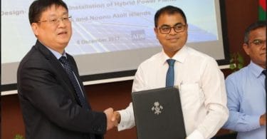 Sinomach International Sungrow company's vice president Ziyao Zian Don (L) and environment minister Thoriq Ibrahim sign contract awarding the installation of hybrid power plants in Shaviyani and Noonu atolls to Sinomach.
