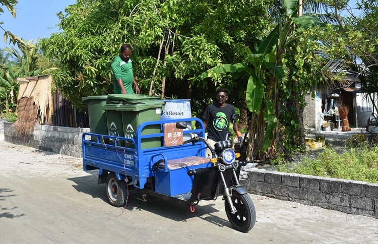 Fehendhoo councillors collecting waste
