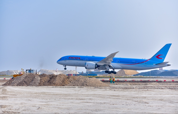 A Neos airliner from Italy lands at VIA on January 9, 2018. PHOTO: NISHAN ALI/MIIHAARU