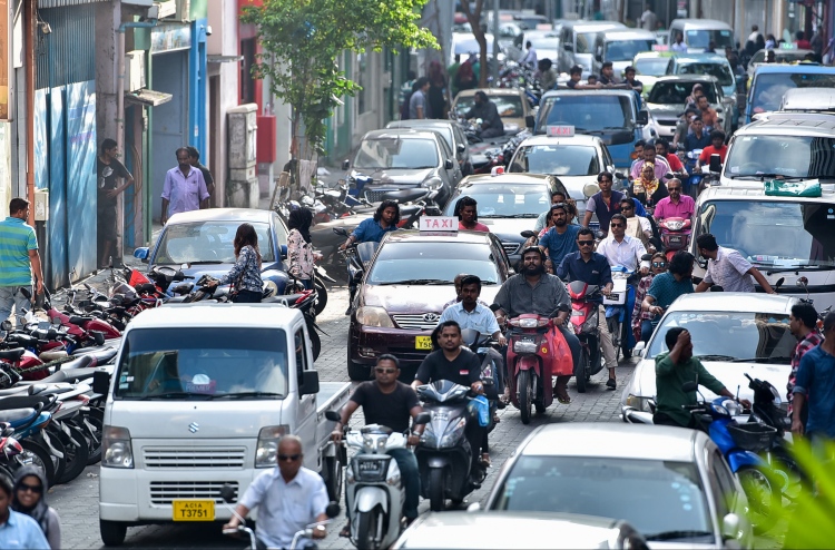 Congested Malé road before the new law