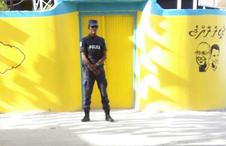 Police guarding MDP meeting hall in Kurendhoo after closing the hall