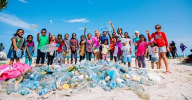 Cleaning up plastic in the Maldives